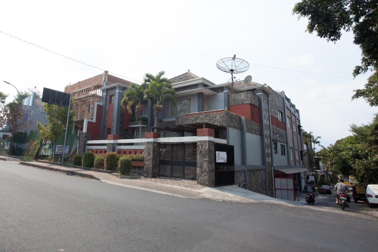 Hotel Reddoorz Near Museum Angkut Batu à Batu  Extérieur photo